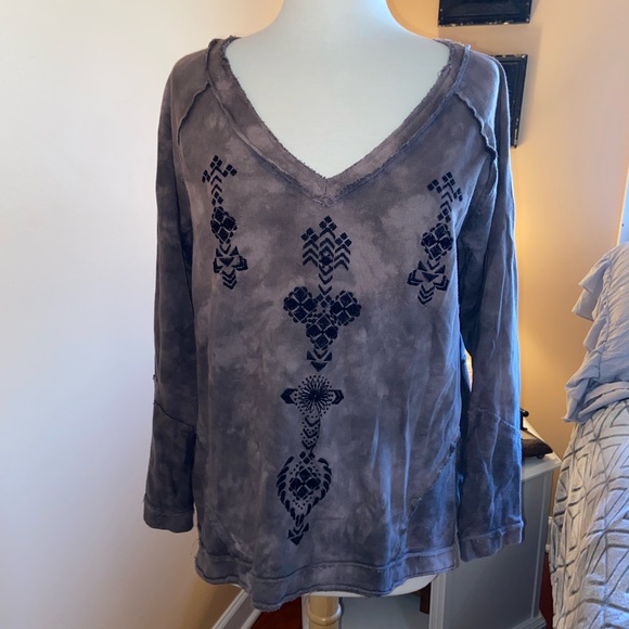 Free People☮️ -v-neck raw edges black embroidery on tie dye pull over sweatshirt - Picture 4 of 7